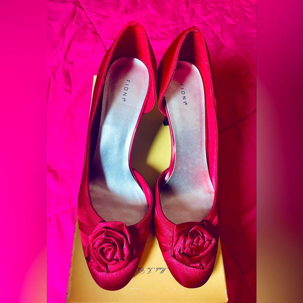 FIONI RED SATIN HEELS WITH A ROSE ON TOP
